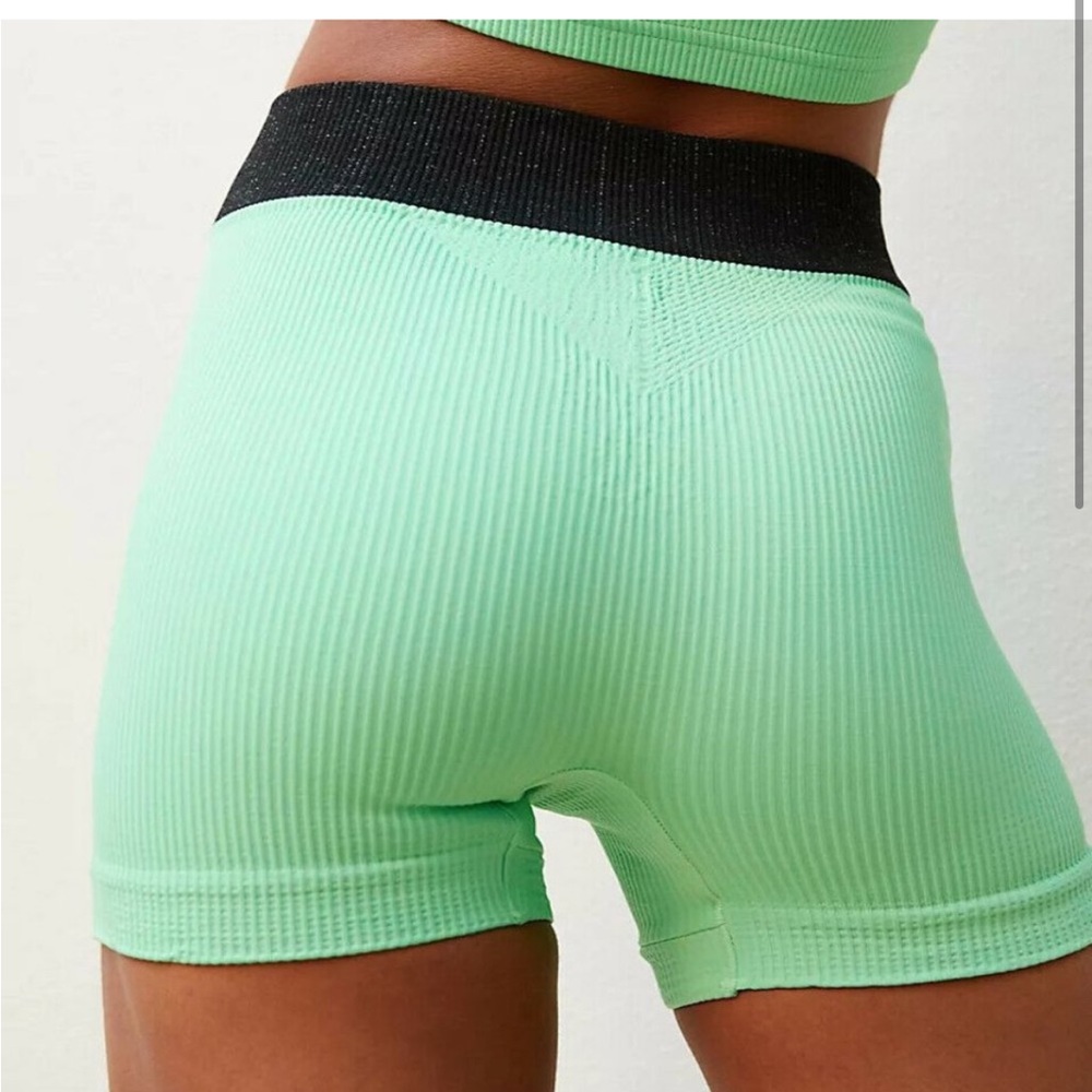 Free People Movement Seamless Prajna Short Fresh Cut M/L - Picture 4 of 11